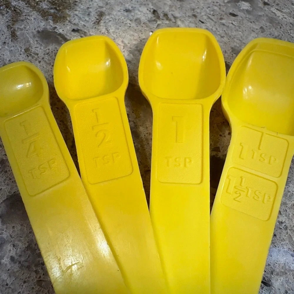 Tupperware vintage measuring